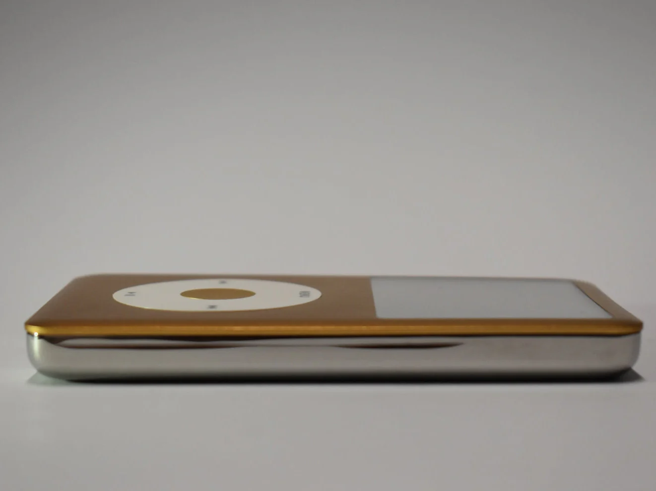 iPod classic - Gold and White | Flash Storage and Extended Battery - Image 4