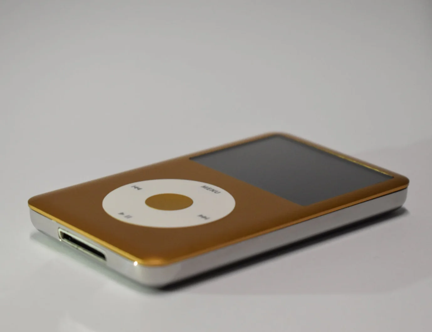 iPod classic - Gold and White | Flash Storage and Extended Battery - Image 6